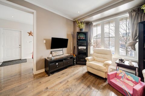 Photo 7 at 22 Northern Dancer Drive, Windfields, Oshawa