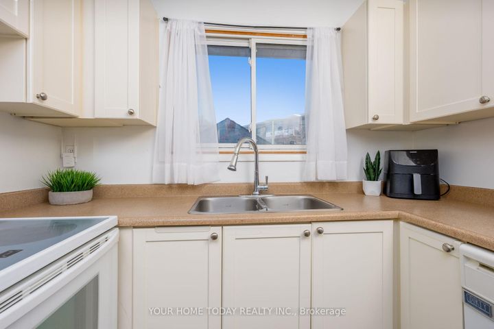 Photo 15 at 29 - 108 Sinclair Avenue, Georgetown, Halton Hills