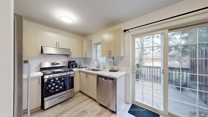 Photo 10 at 12 - 80 Strathaven Drive, Hurontario, Mississauga