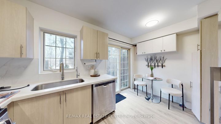 Photo 12 at 12 - 80 Strathaven Drive, Hurontario, Mississauga