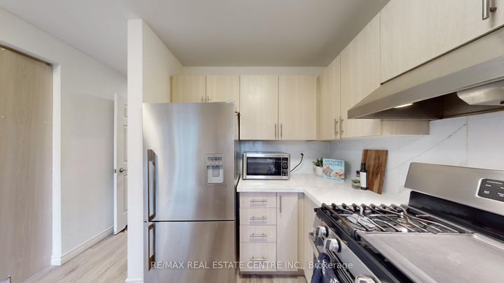 Photo 13 at 12 - 80 Strathaven Drive, Hurontario, Mississauga