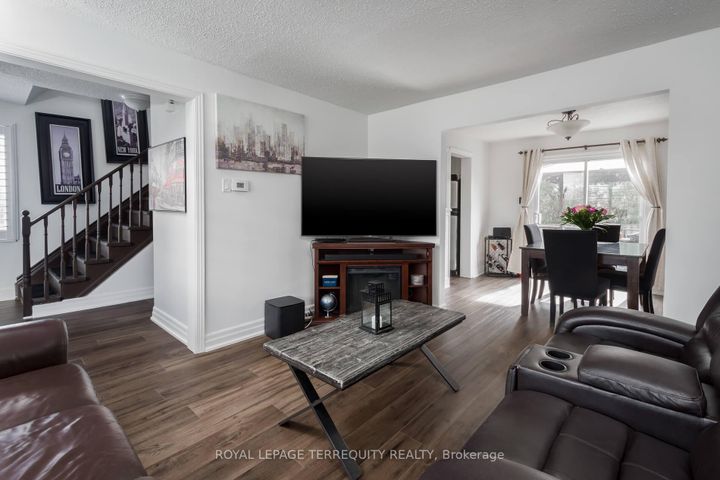 Photo 6 at 630 Sultana Square, Amberlea, Pickering