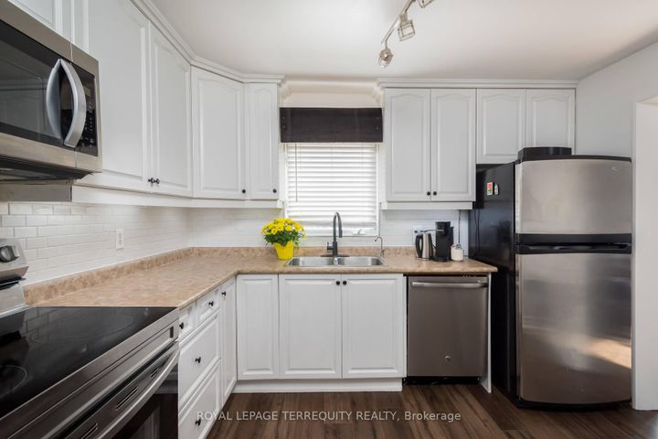 Photo 13 at 630 Sultana Square, Amberlea, Pickering