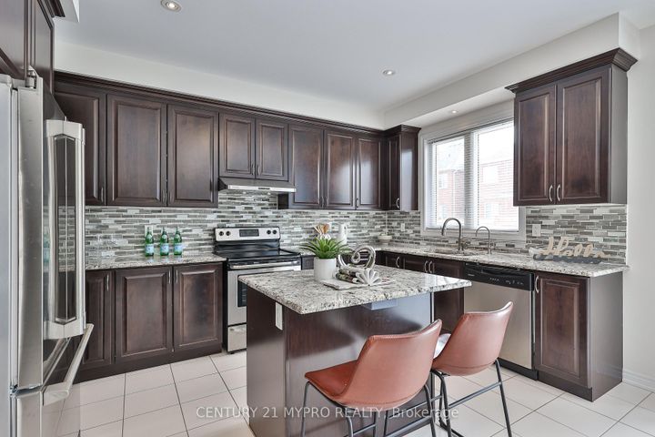 Photo 19 at 72 Belfry Drive, Bradford, Bradford West Gwillimbury