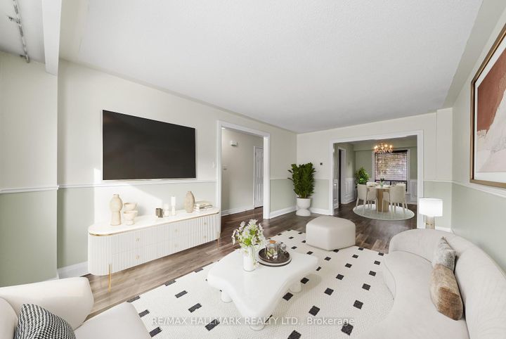 Photo 5 at 11 Tangle Briar Way, Bayview Village, Toronto