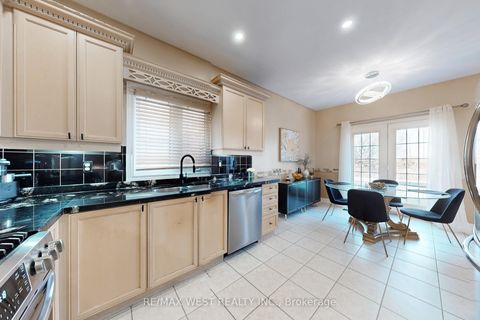 Photo 9 at 338 Mcbride Crescent, Summerhill Estates, Newmarket