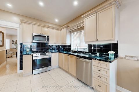 Photo 10 at 338 Mcbride Crescent, Summerhill Estates, Newmarket