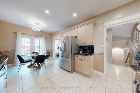 Photo 11 at 338 Mcbride Crescent, Summerhill Estates, Newmarket