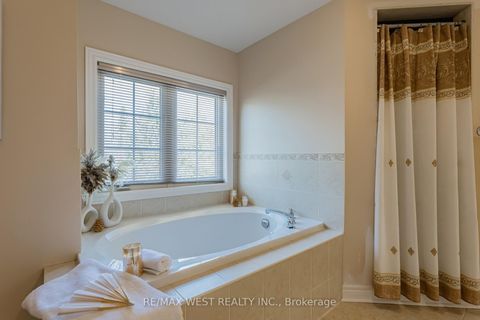 Photo 21 at 338 Mcbride Crescent, Summerhill Estates, Newmarket