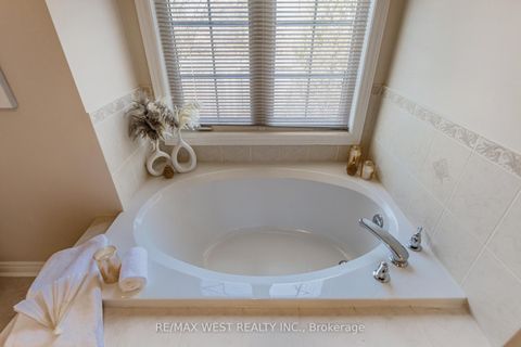 Photo 22 at 338 Mcbride Crescent, Summerhill Estates, Newmarket