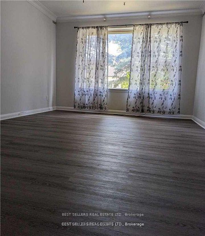 Photo 5 at 320 Ashbury Road, WO West, Oakville