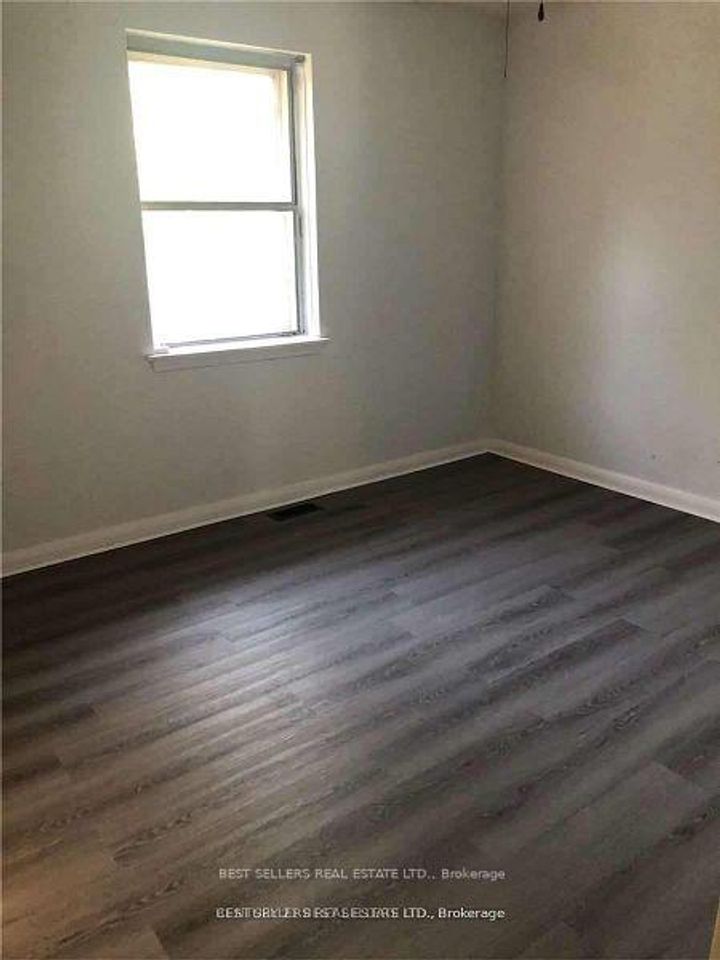 Photo 7 at 320 Ashbury Road, WO West, Oakville