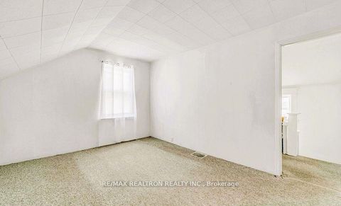 Photo 3 at 16958 Bayview Avenue, Central Newmarket, Newmarket