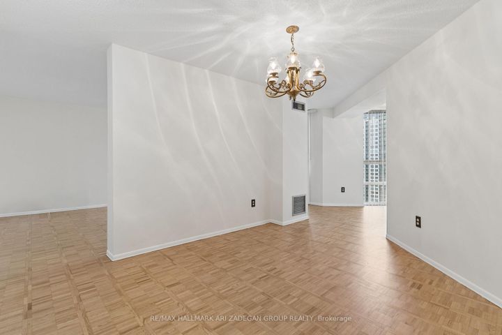 Photo 4 at 2704 - 3650 Kaneff Crescent, Mississauga Valleys, Mississauga