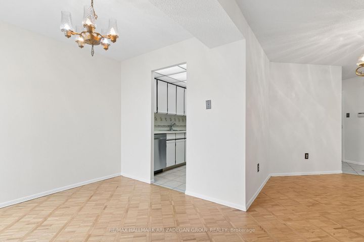 Photo 8 at 2704 - 3650 Kaneff Crescent, Mississauga Valleys, Mississauga