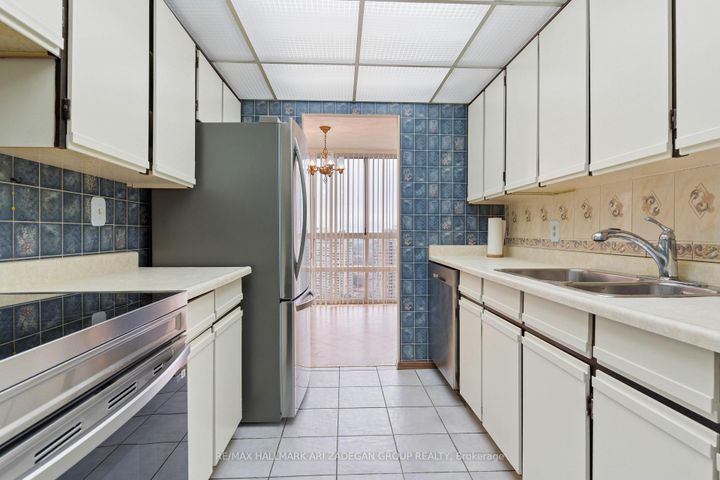 Photo 18 at 2704 - 3650 Kaneff Crescent, Mississauga Valleys, Mississauga