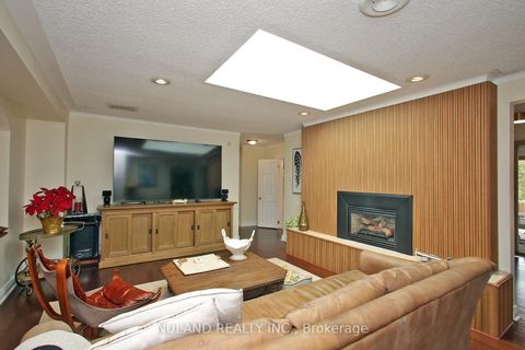 Photo 4 at 2098 Pharmacy Avenue, L'Amoreaux, Toronto