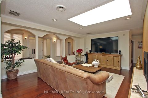 Photo 9 at 2098 Pharmacy Avenue, L'Amoreaux, Toronto