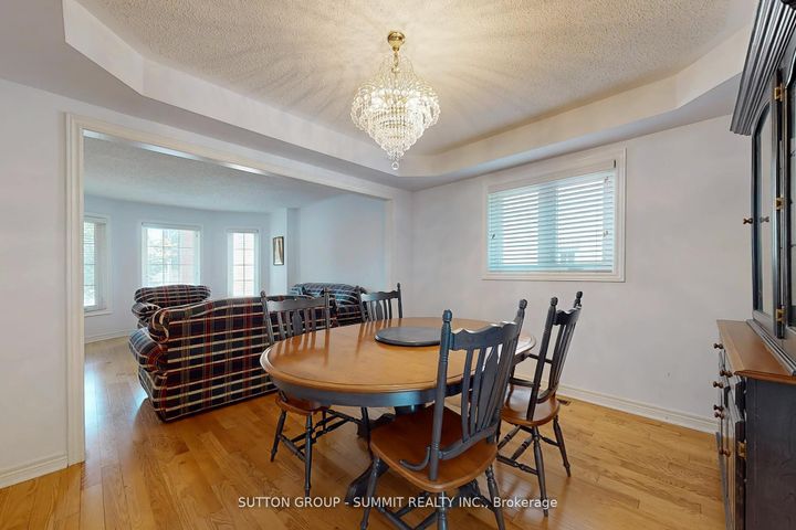 Photo 3 at 5525 Fleur-De-Lis, East Credit, Mississauga