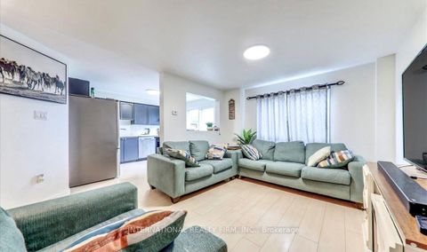 Photo 5 at 15 Hewitt Place, Georgian Drive, Barrie