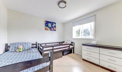 Photo 17 at 15 Hewitt Place, Georgian Drive, Barrie