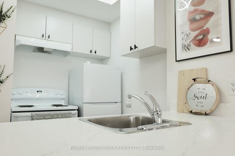 Photo 2 at 307 - 15 Maplewood Avenue, Cedarvale, Toronto