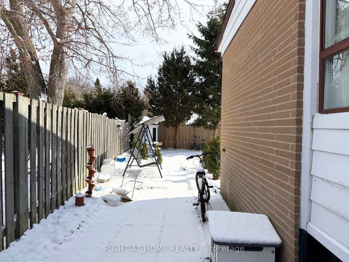 Photo 2 at 52 Bonnechere Crescent, Bendale, Toronto