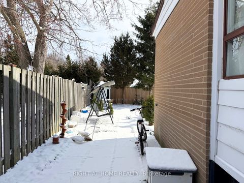 Photo 2 at 52 Bonnechere Crescent, Bendale, Toronto