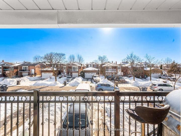 Photo 3 at 8 Deerpark Crescent, Brampton West, Brampton