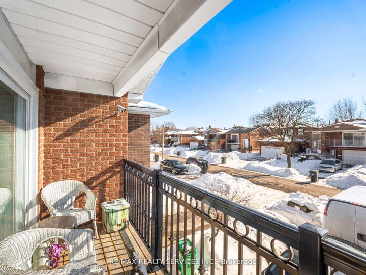 Photo 4 at 8 Deerpark Crescent, Brampton West, Brampton