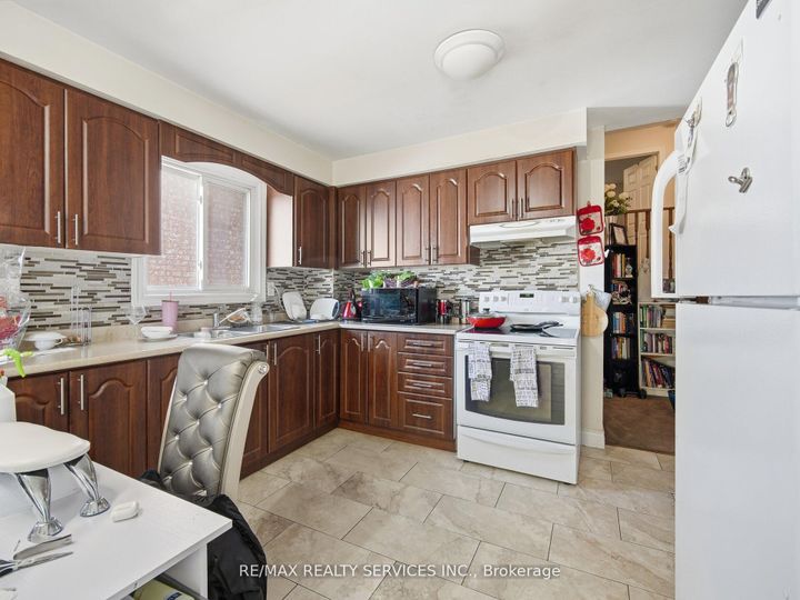 Photo 11 at 8 Deerpark Crescent, Brampton West, Brampton