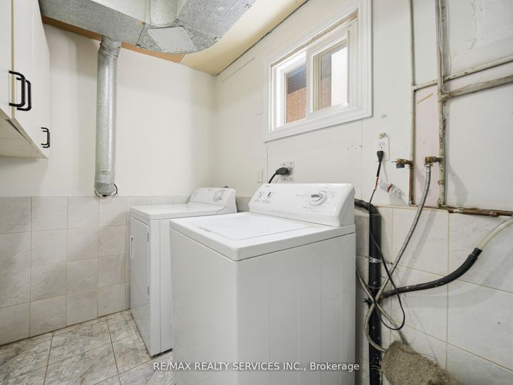 Photo 12 at 8 Deerpark Crescent, Brampton West, Brampton