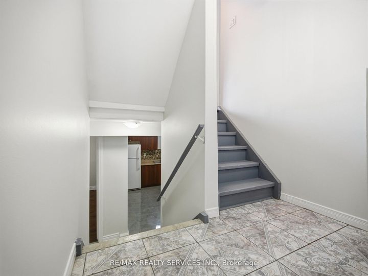 Photo 15 at 8 Deerpark Crescent, Brampton West, Brampton