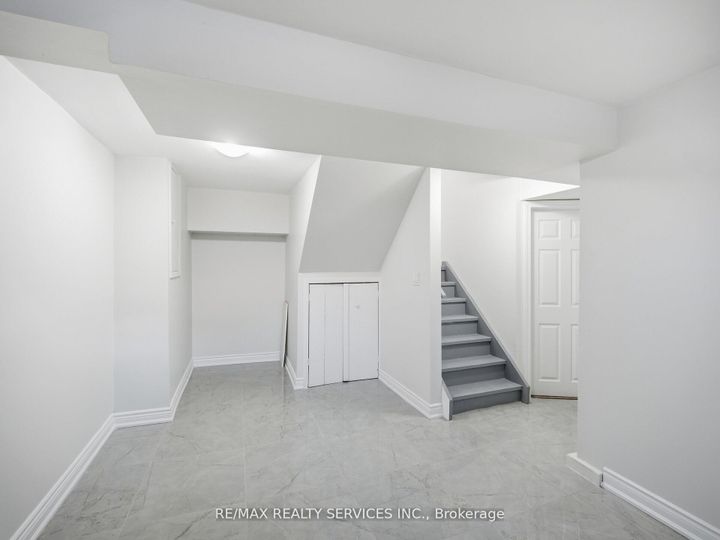 Photo 16 at 8 Deerpark Crescent, Brampton West, Brampton