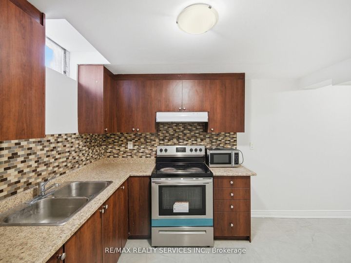 Photo 18 at 8 Deerpark Crescent, Brampton West, Brampton