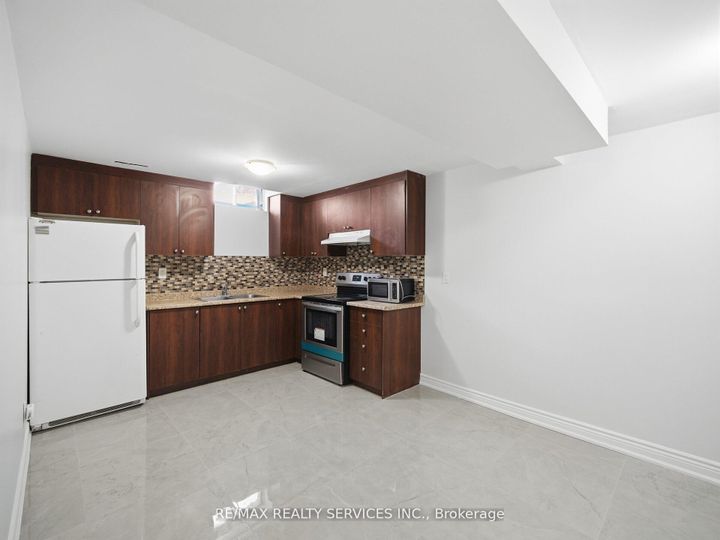 Photo 19 at 8 Deerpark Crescent, Brampton West, Brampton