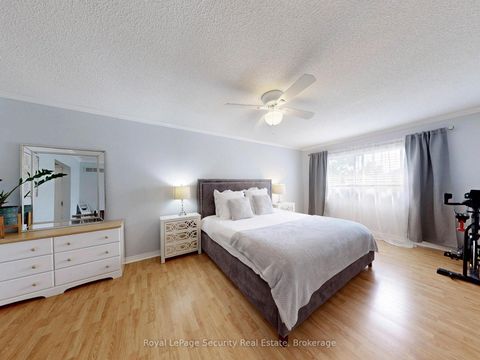 Photo 13 at 122 Browning Trail, Letitia Heights, Barrie