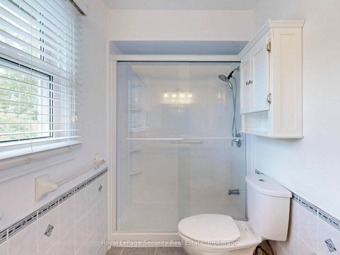 Photo 18 at 122 Browning Trail, Letitia Heights, Barrie