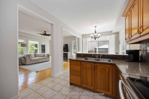 Photo 10 at 57 Turning Leaf Drive, Sonoma Heights, Vaughan