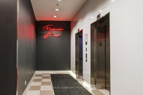 Photo 4 at 703 - 560 King Street W, Waterfront Communities C1, Toronto