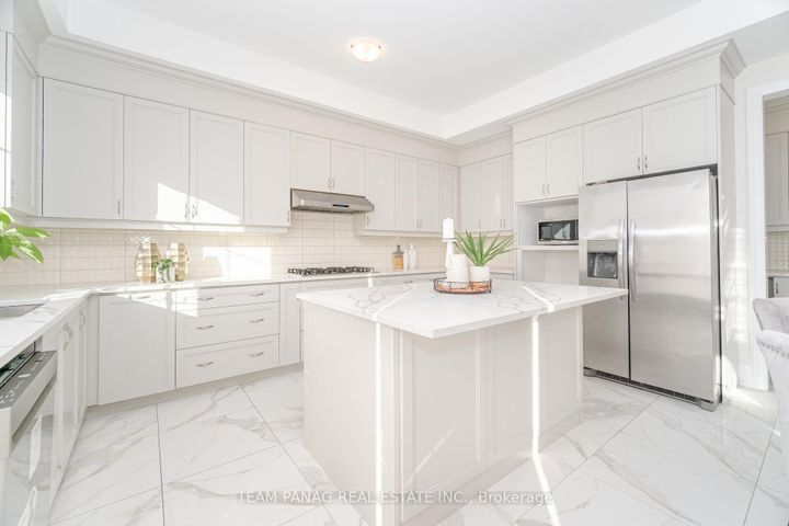 Photo 12 at 30 Ballantyne Boulevard, Vellore Village, Vaughan