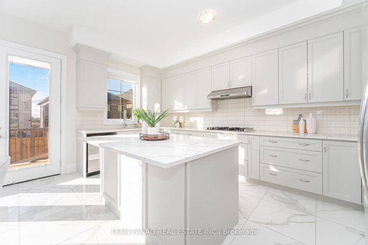 Photo 13 at 30 Ballantyne Boulevard, Vellore Village, Vaughan