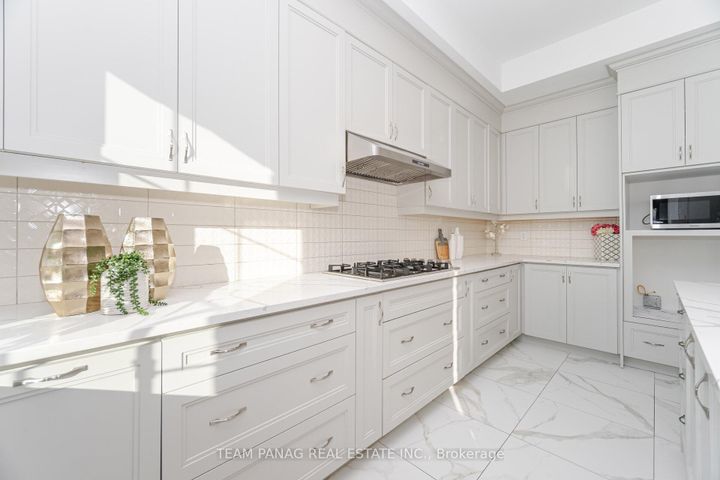 Photo 14 at 30 Ballantyne Boulevard, Vellore Village, Vaughan