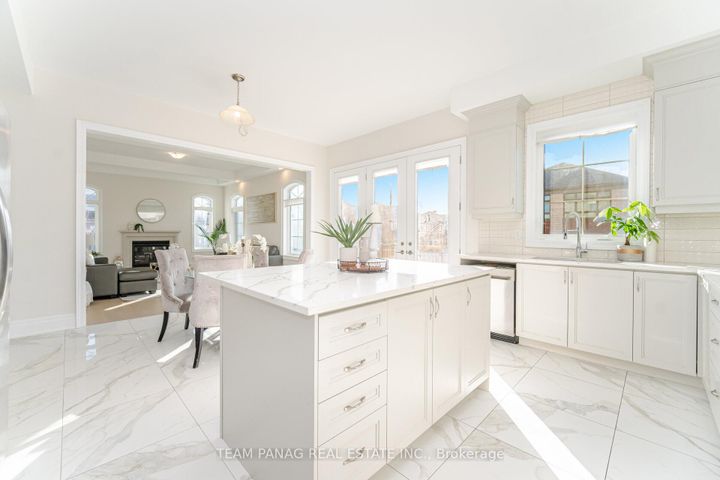 Photo 16 at 30 Ballantyne Boulevard, Vellore Village, Vaughan