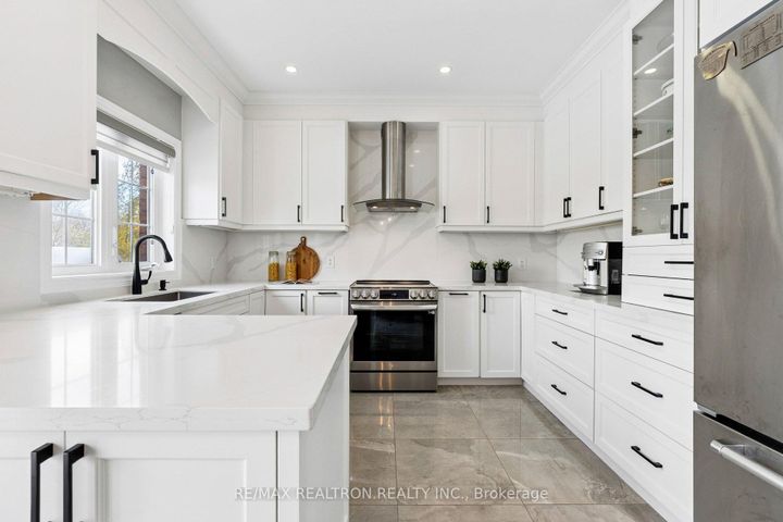 Photo 7 at 22 Wolf Creek Crescent, Patterson, Vaughan