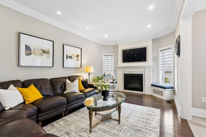 Photo 13 at 22 Wolf Creek Crescent, Patterson, Vaughan