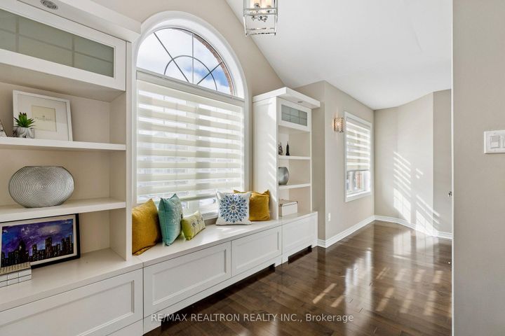 Photo 19 at 22 Wolf Creek Crescent, Patterson, Vaughan