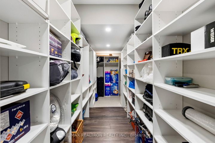 Photo 38 at 22 Wolf Creek Crescent, Patterson, Vaughan