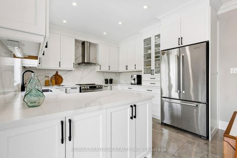 Photo 10 at 22 Wolf Creek Crescent, Patterson, Vaughan