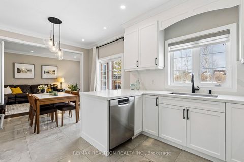 Photo 11 at 22 Wolf Creek Crescent, Patterson, Vaughan